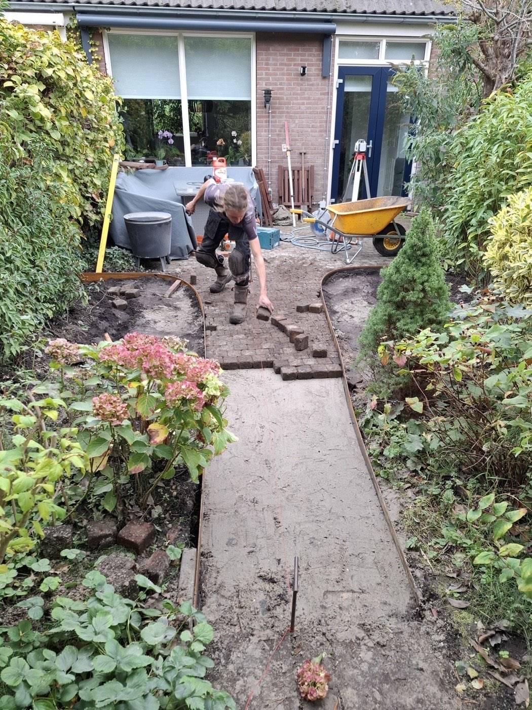 Aanleg van een klinkerpad in een particuliere tuin