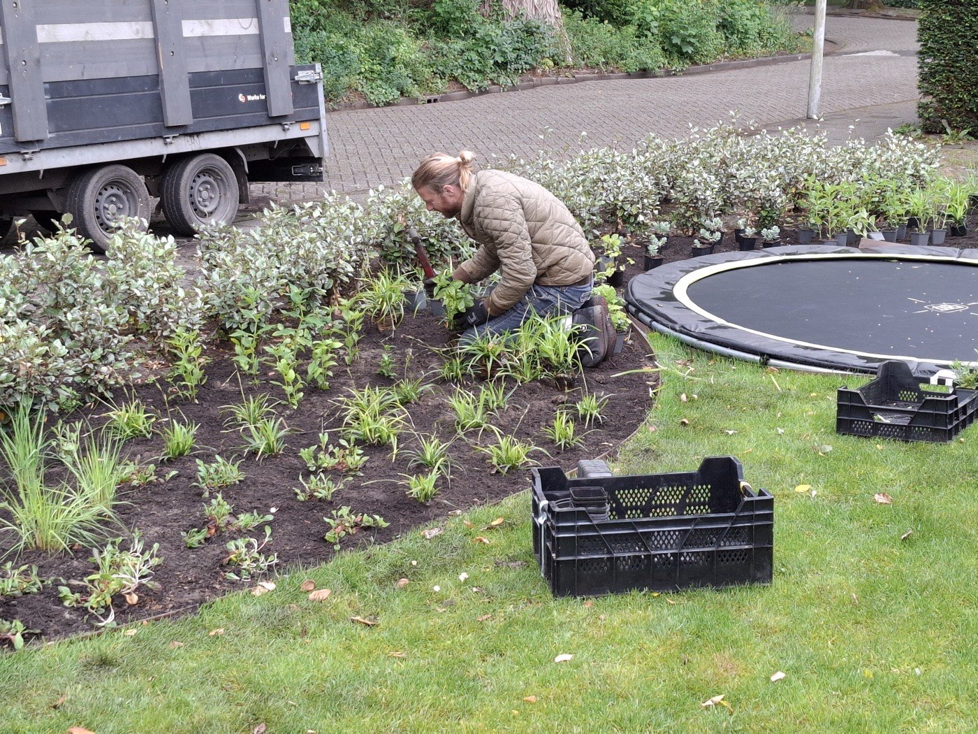 Joep Tijm plant een border in bij een particuliere tuin