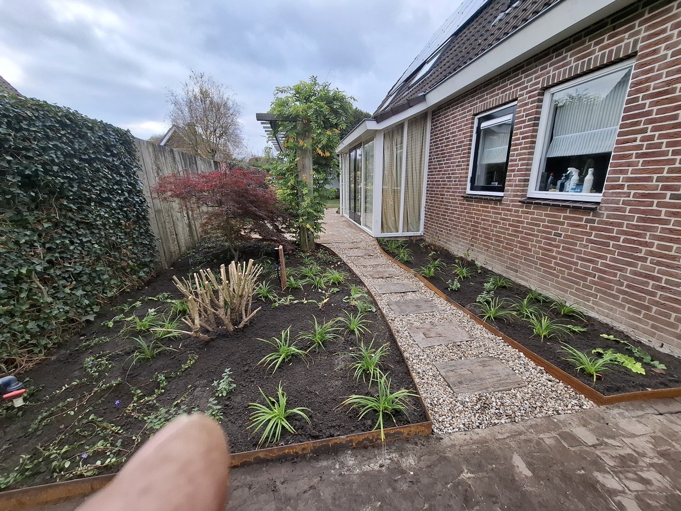 Tuinpad met cortenstalen rand langs de border