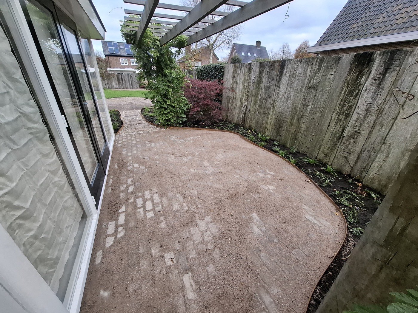 Aangelegde tuin met Japanse esdoorn en pergola