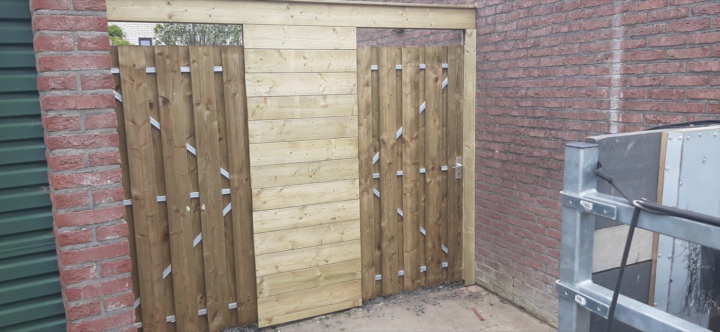 Terras van grijze tegels in aanleg