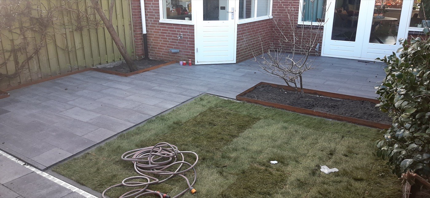 Grootformaat terras met plantenbak en gazon