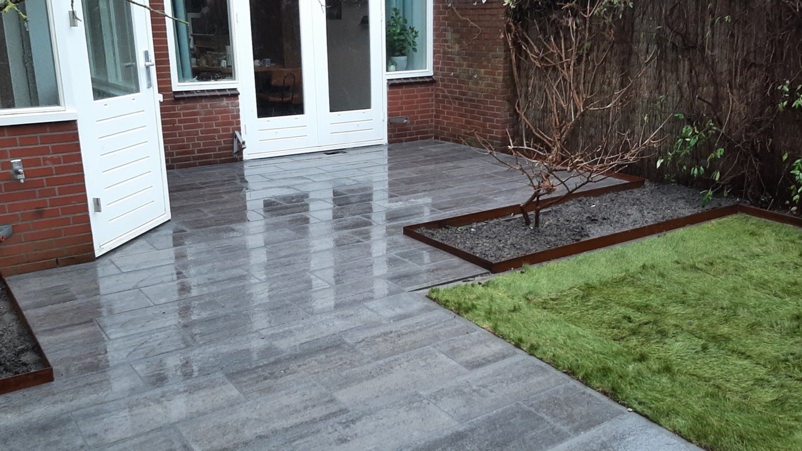 Sfeervol terras met natuursteen bestrating
