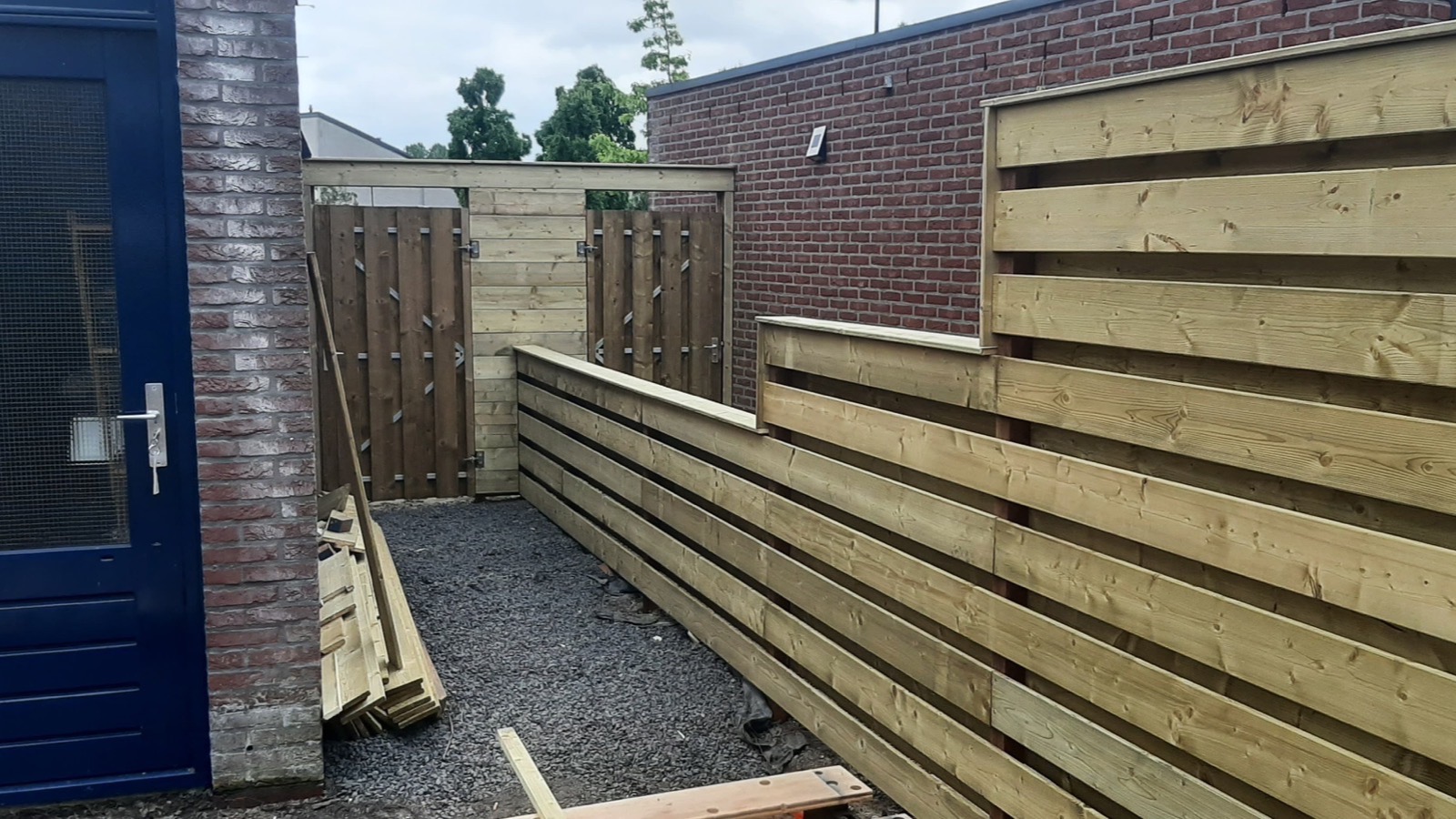 Moderne houten schutting met dubbele poort