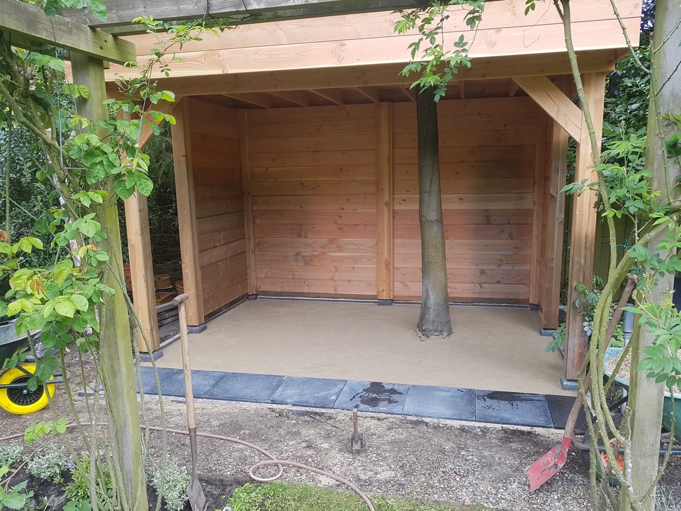 Nieuwe houten overkapping met plankenvloer